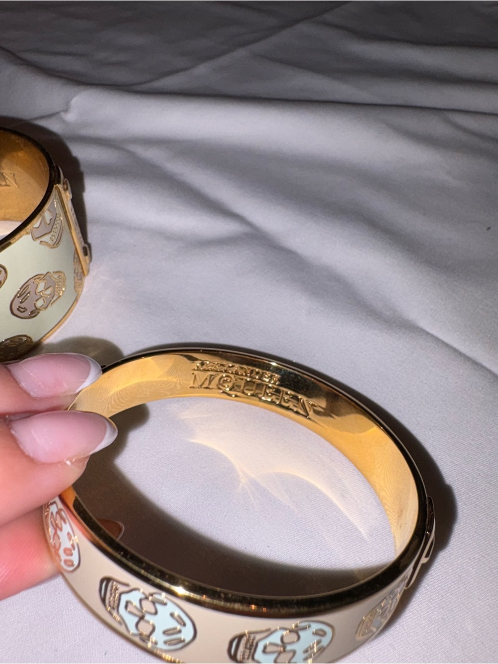 Alexander McQueen Cream and Gold Skull Enamel Bangle Set - Picture 6 of 11